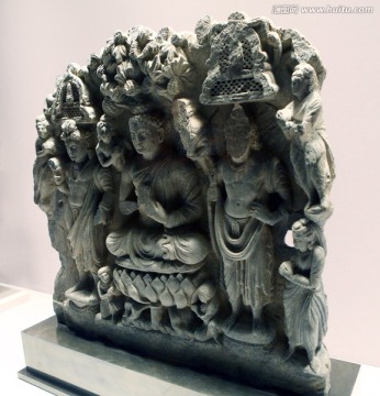 三世纪灰岩雕释迦牟尼与二菩萨像