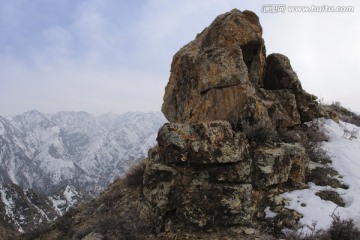 与天山雪峰遥遥相对的红色岩石