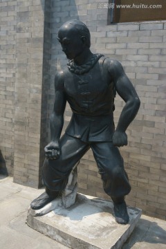 酿酒工人雕像
