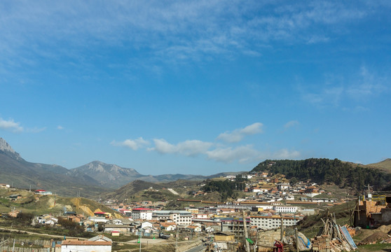 郎木寺小镇鸟瞰旅游景观