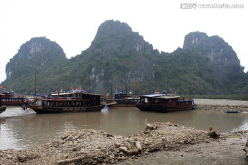 下龙湾的岛屿浮在水面如巨龙摆水