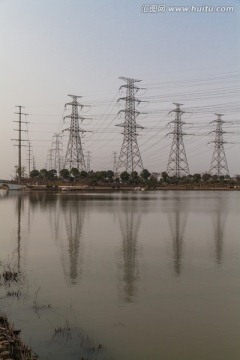 湿地电力塔