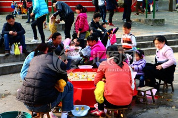 公园休闲钓小鸭子实景图