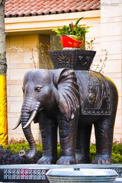 雕塑大象