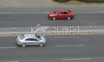 公路上的轿车 图片