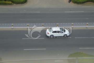 公路上的轿车 图片