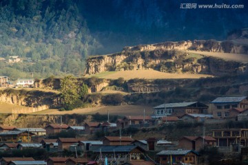 高原藏寨清晨山脊上的阳光