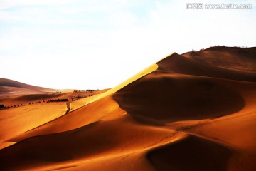 金色的鸣沙山