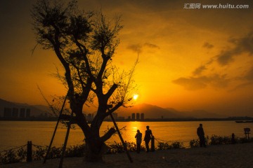 黄昏的江滨河畔