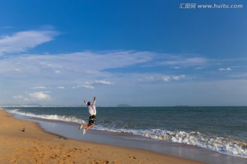 沙滩上跳跃的男人