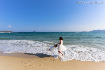 海边穿白裙的母女