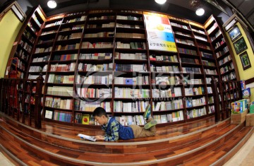 书店阅读书籍的儿童