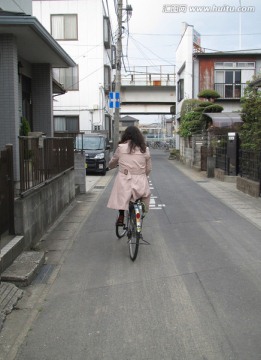 骑自行车 女人背影