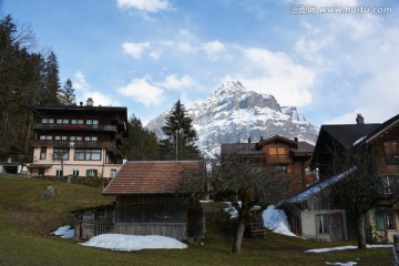 欧洲风景摄影 雪山下的小村庄