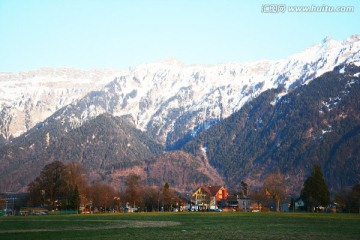 欧洲风景摄影 雪山下的教堂