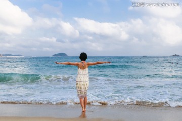 海边女孩背影