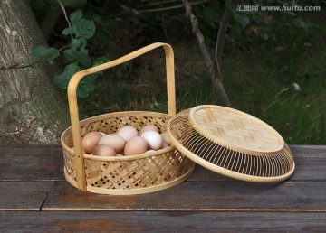 土鸡蛋与竹篮