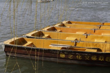 湖面停泊的小船