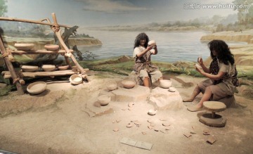 原始人类试制陶具的情景