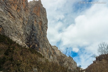 蓝天白云山崖峡谷