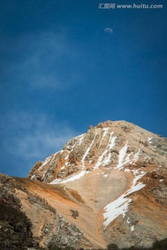 积雪的山峰