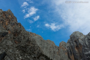 悬崖峭壁 明月当空