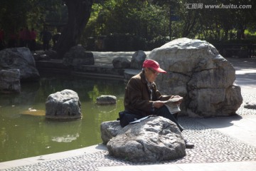 公园阅读的老人