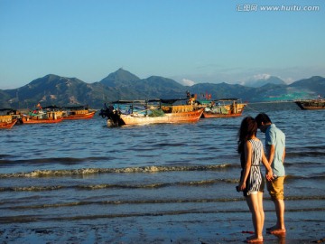 海边休闲的情侣