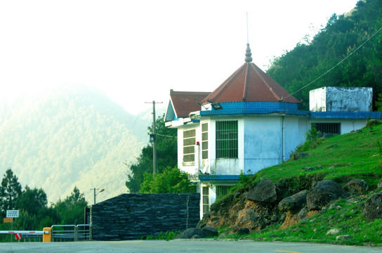 山脚欧式小屋子