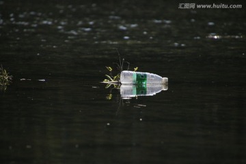 漂流的矿泉水瓶