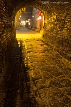 西古堡城门洞夜景 竖片 竖构图
