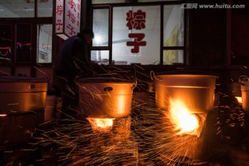 夜色里炉火熊熊