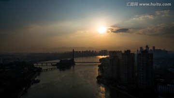 夕阳下的三县洲大桥