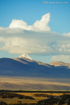 西藏 云层中的雪山
