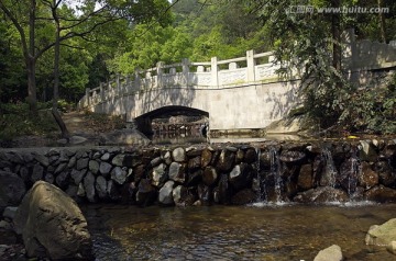 华溪森林公园山涧石桥瀑布