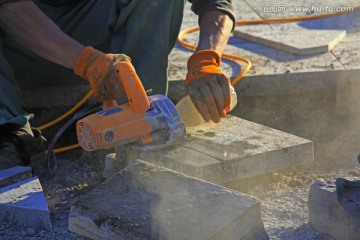 切割石块 建筑民工