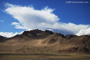 祼露山峰 蓝天白云 西藏