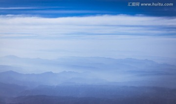 山脉云层