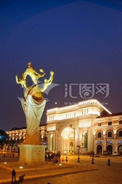 天津民园广场大门入口夜景