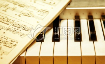 钢琴键盘与乐谱