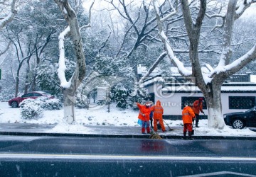 北山路上扫马路的工人