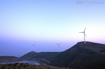 东白山东白湖日出与风力发电机