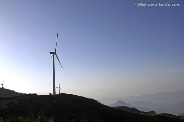 东白山风力发电场朝霞与风机