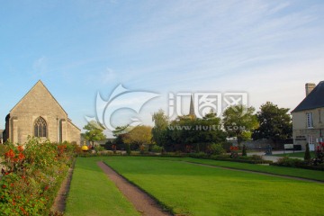 法国卡昂风光 教堂草坪和蓝天