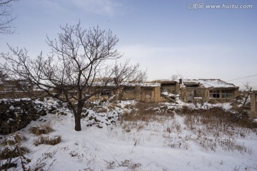 雪中的镇边堡村农家院