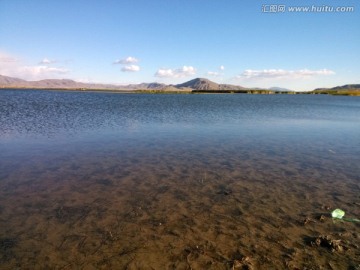 新疆可可苏里清澈湖水蓝天白云
