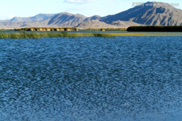 新疆可可苏里宝石蓝湖泊风景