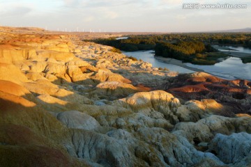 新疆五彩滩湖泊河流密林自然风光