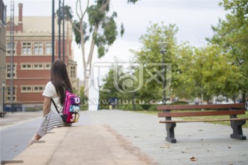 坐在路旁欣赏阿德莱德教学楼女生