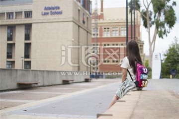 坐在路旁欣赏阿德莱德大学的女生